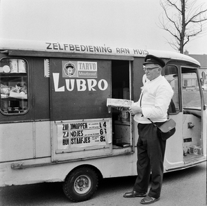 128760 Afbeelding van broodbezorger Jacobus van Rheenen van Lubro Bakkerij met zijn bezorgwagen (elektrowagen) bij het ...